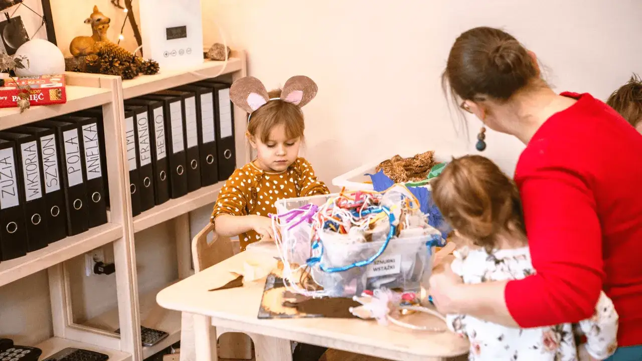 dzieci bawiące się kreatywnie z pedagogiem