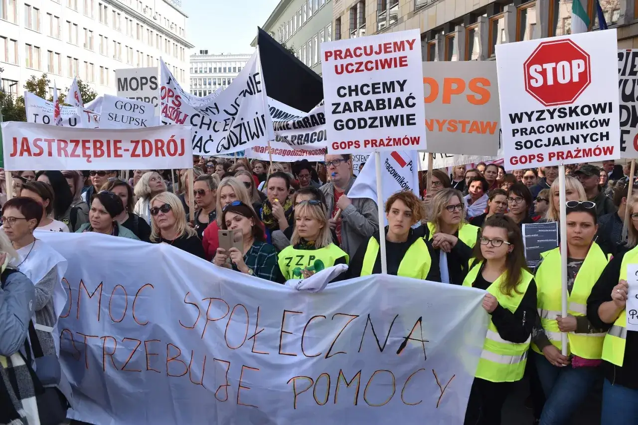protest pracownik&oacute;w pomocy społecznej