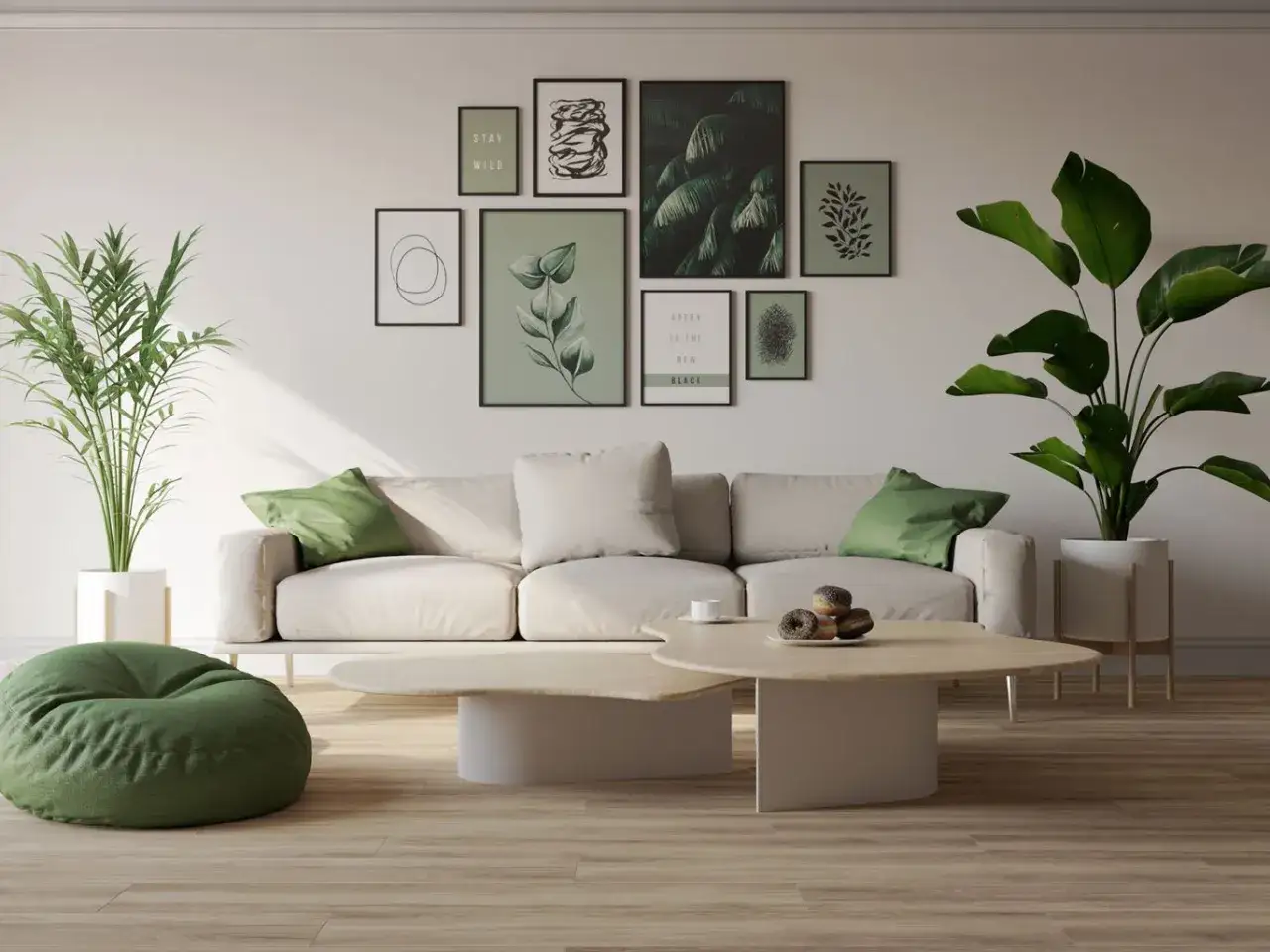 Galeria zielonych obraz&oacute;w na ścianę w salonie, z sofą, roślinami i pufą.