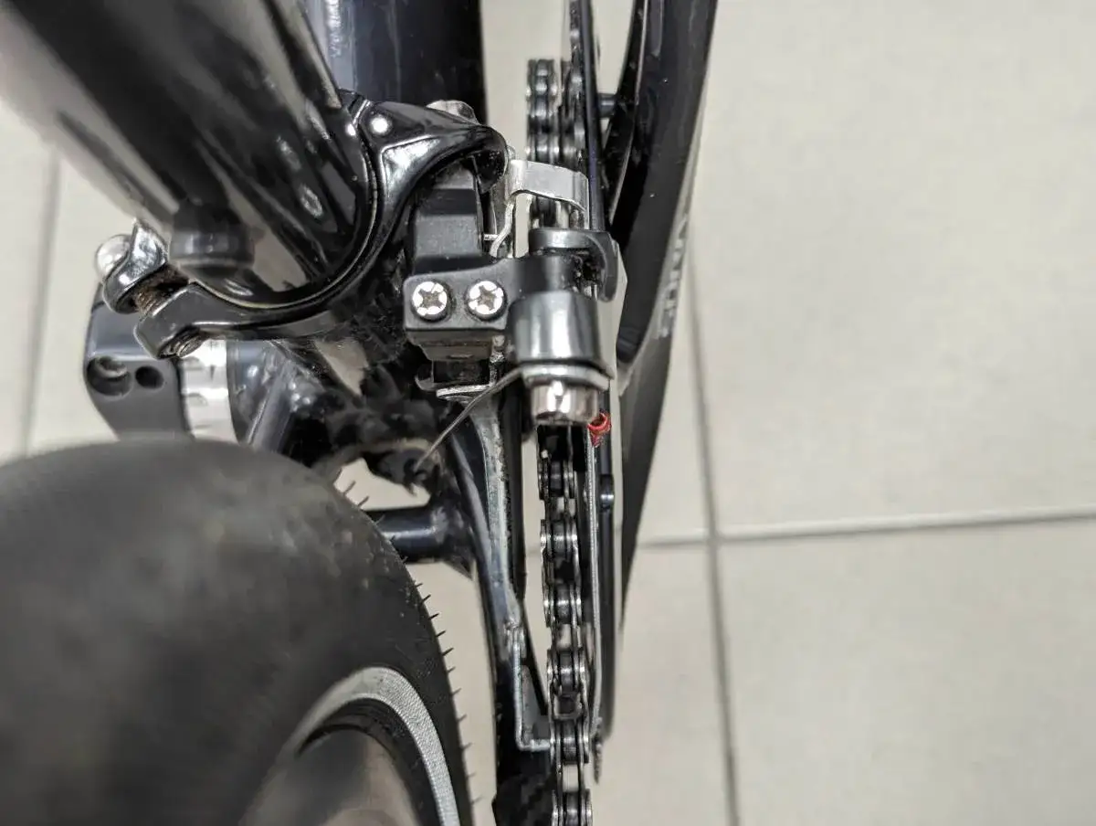 Problem z rowerem: przednia przerzutka nie wchodzi na 3. Widok na mechanizm korbowy, łańcuch i przednią przerzutkę.