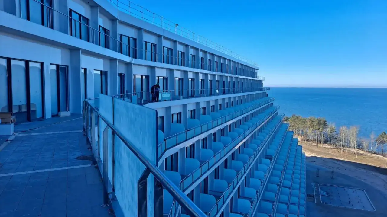 Nowy hotel Gołębiewski Pobierowo, kiedy otwarcie? Nowoczesny obiekt z widokiem na morze, wciąż w budowie.