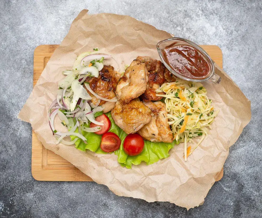 różne surówki do kurczaka, surówki do obiadu