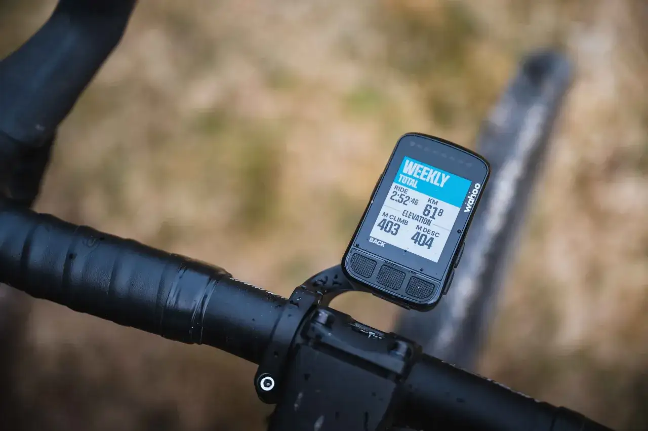 Na kierownicy roweru zamontowany jest licznik Wahoo Bolt v2, pokazujący tygodniowe statystyki jazdy: czas, dystans, przewyższenie.