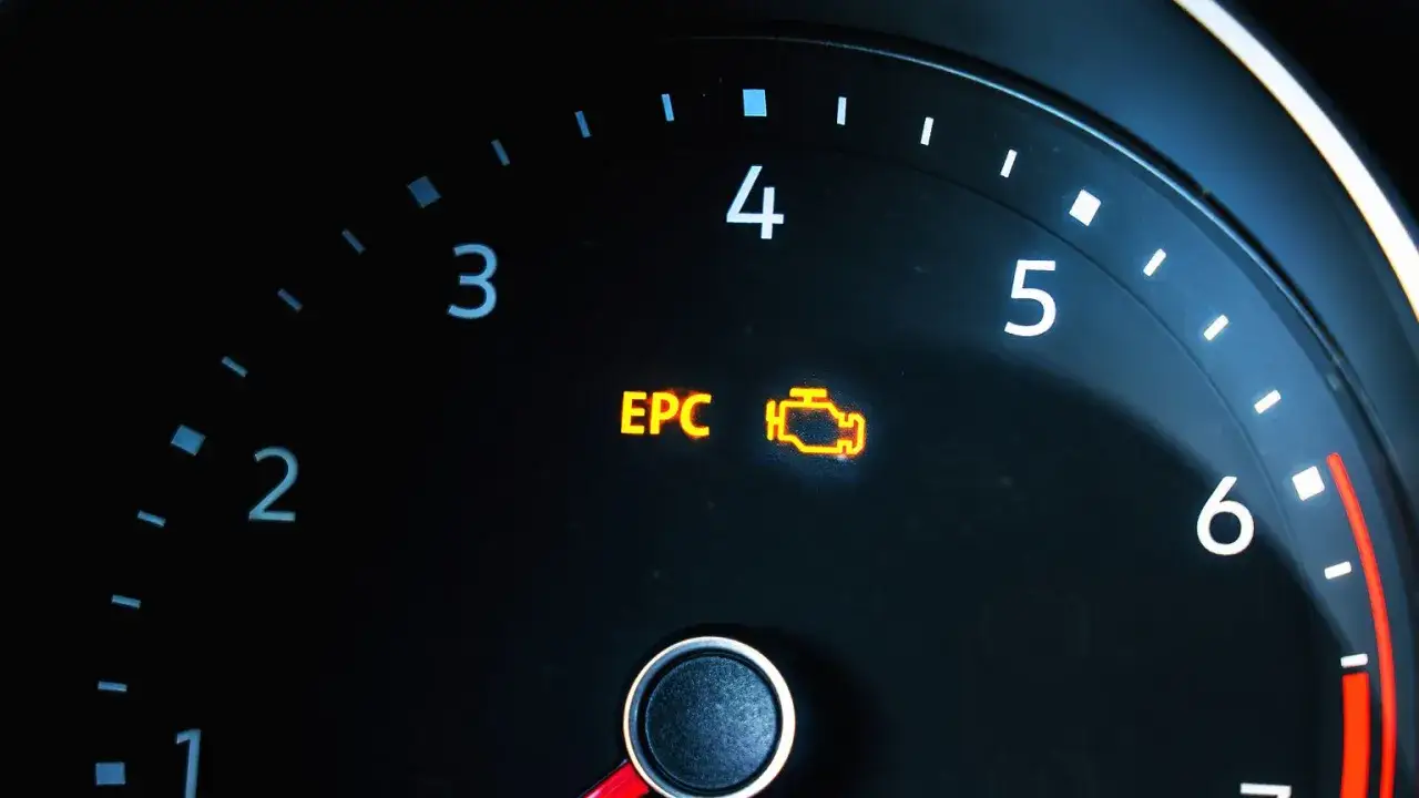 Na desce rozdzielczej Audi świeci się pomarańczowa kontrolka EPC, sygnalizując problem z układem sterowania silnikiem.