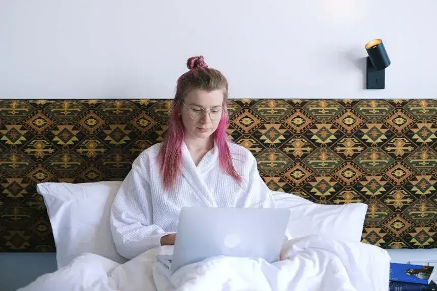 Tester hoteli sprawdza pokój