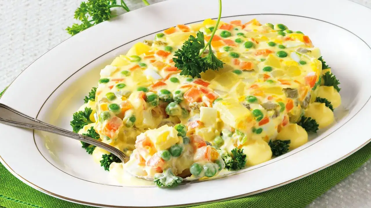 Insalata russa con verdure tagliate a cubetti