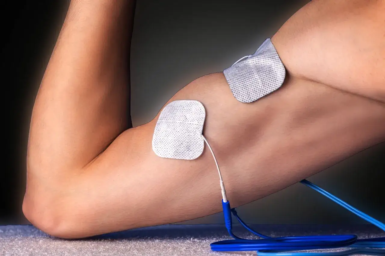 Elektrody na ramieniu podczas treningu EMS. Czy są jakieś trening ems skutki uboczne?