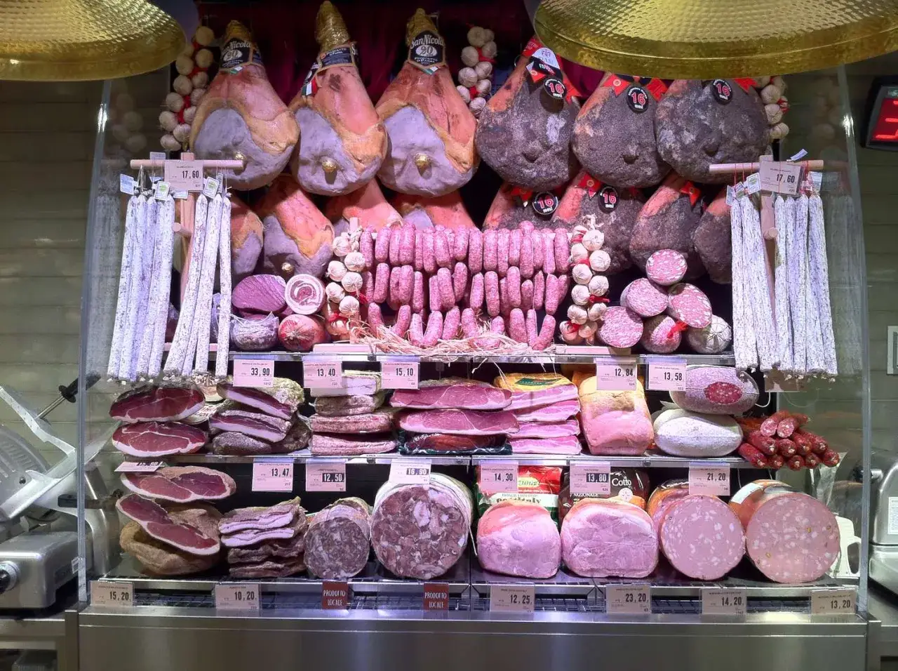 Banco gastronomia tradizionale italiana salumi formaggi