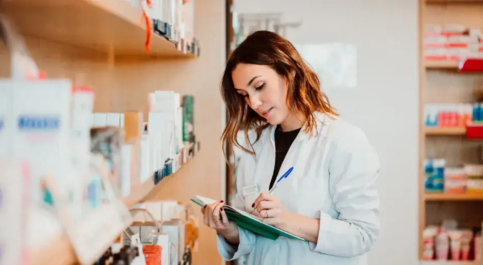 farmaceuta wystawia receptę, apteka, pilna potrzeba leków