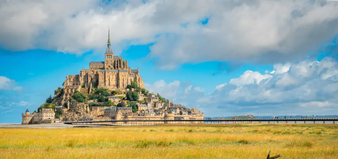 Mont Saint-Michel, symbol z czego słynie Francja, majestatycznie wznosi się na skalistej wyspie.