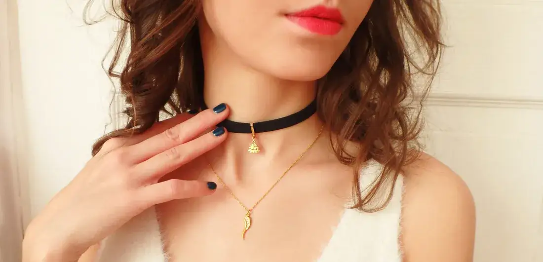 kobieta mierząca choker przed lustrem