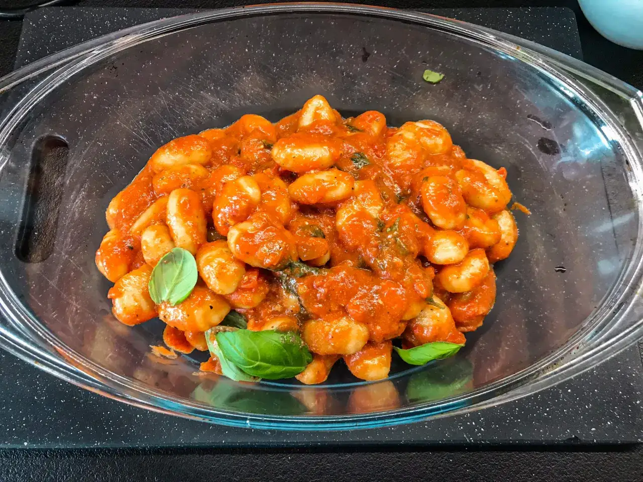 talerz gnocchi i kopytek obok siebie