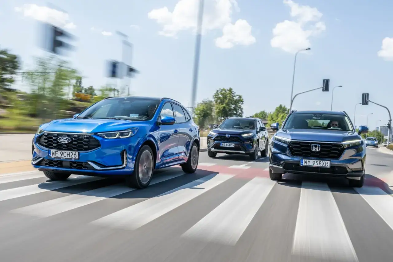 Trzy SUV-y, w tym niebieski Ford Kuga, jadą przez pasy. Porównanie ford kuga wymiary z konkurencją.