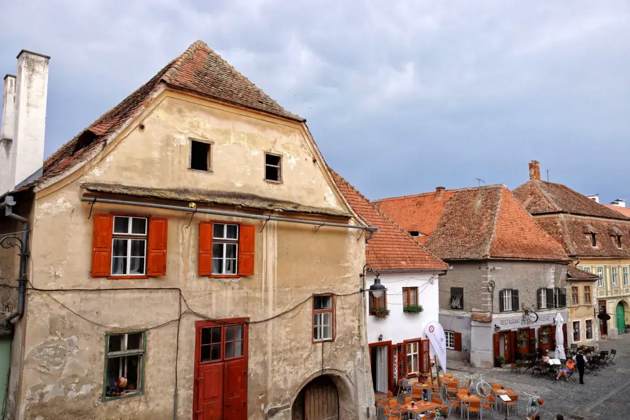 Urokliwe kamienice i kawiarniane stoliki na bruku – to jedne z wielu atrakcji w Sybinie.