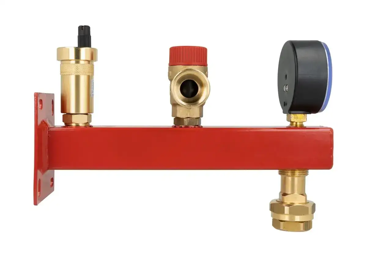 Zawór bezpieczeństwa, manometr i odpowietrznik na czerwonej belce. Pomocne przy pytaniu jak zmniejszyć ciśnienie w pompie ciepła.