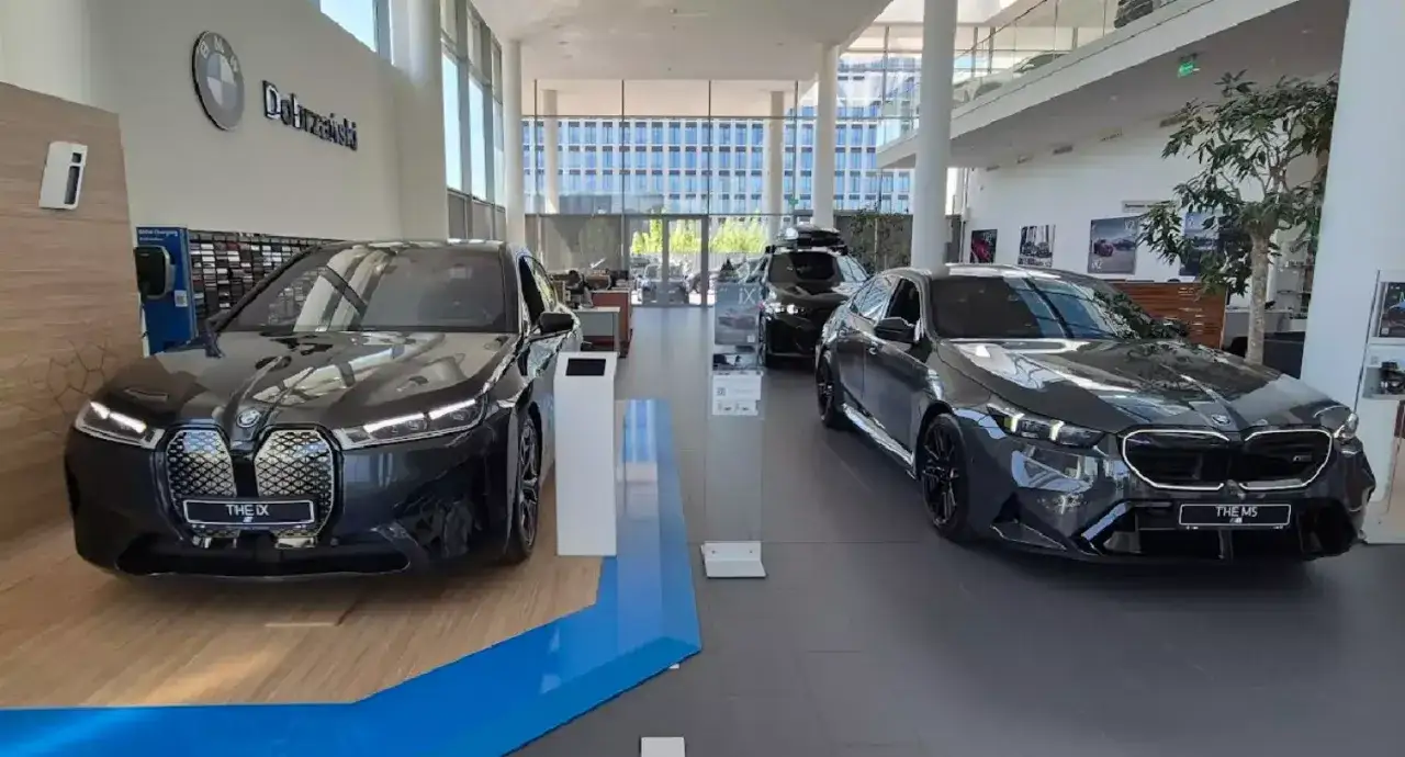 Nowe BMW iX i M5 w salonie. Idealne do ubezpieczenia nowego samochodu z salonu, by cieszyć się jazdą bez zmartwień.