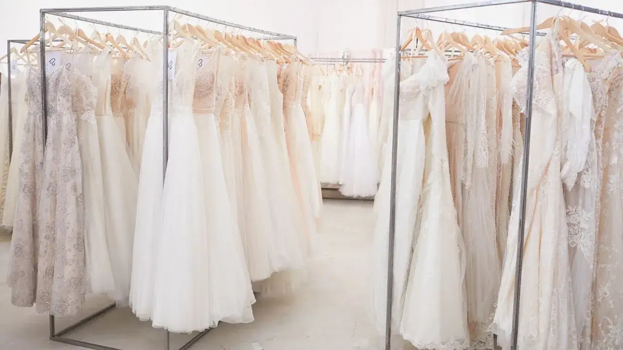 szczęśliwa panna młoda z suknią ślubną, suknia z drugiej ręki