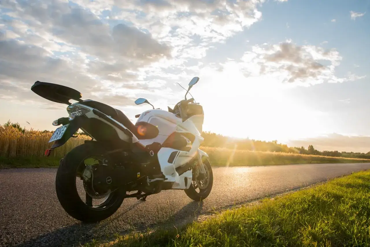 Motocykl zaparkowany przy jeziorze, Wielkopolski Park Narodowy, zachód słońca