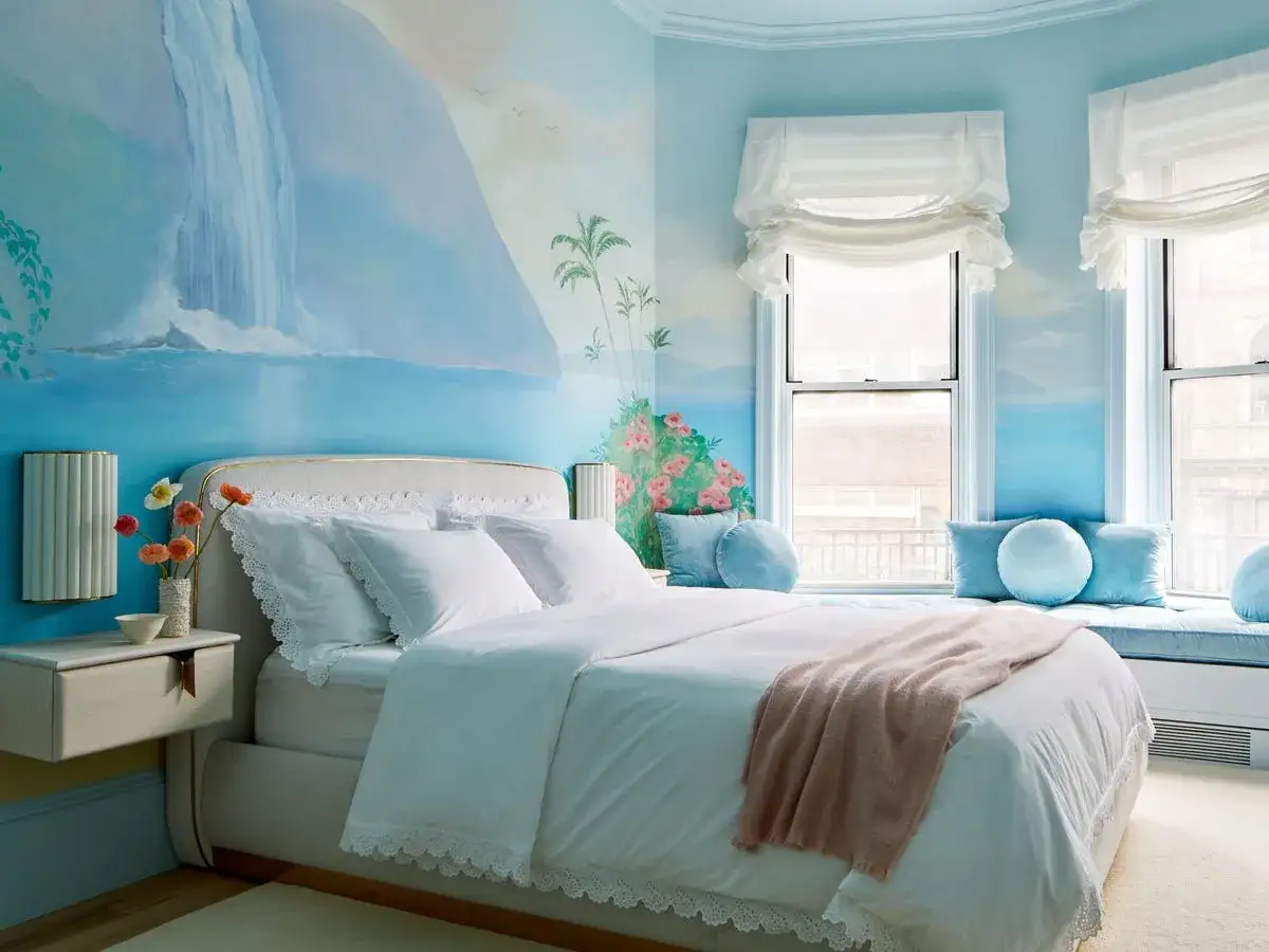 Sypialnia z malowidłem wodospadu i palm. To najlepsze fototapety, kt&oacute;re tworzą marzycielską atmosferę.