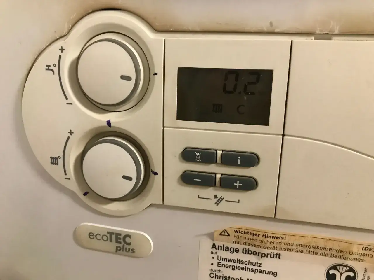 Panel sterowania pieca Vaillant ecoTEC plus. Pokrętła regulacji temperatury i przyciski. Wskazówka: jak dopuścić wodę do pieca gazowego Vaillant.