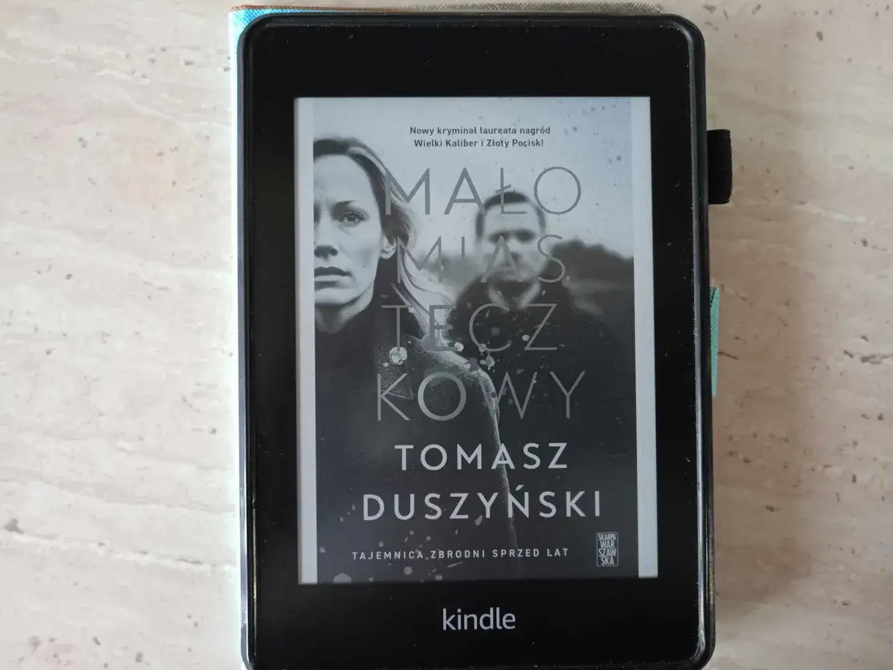 Kindle z okładką kryminału Tomasza Duszyńskiego 