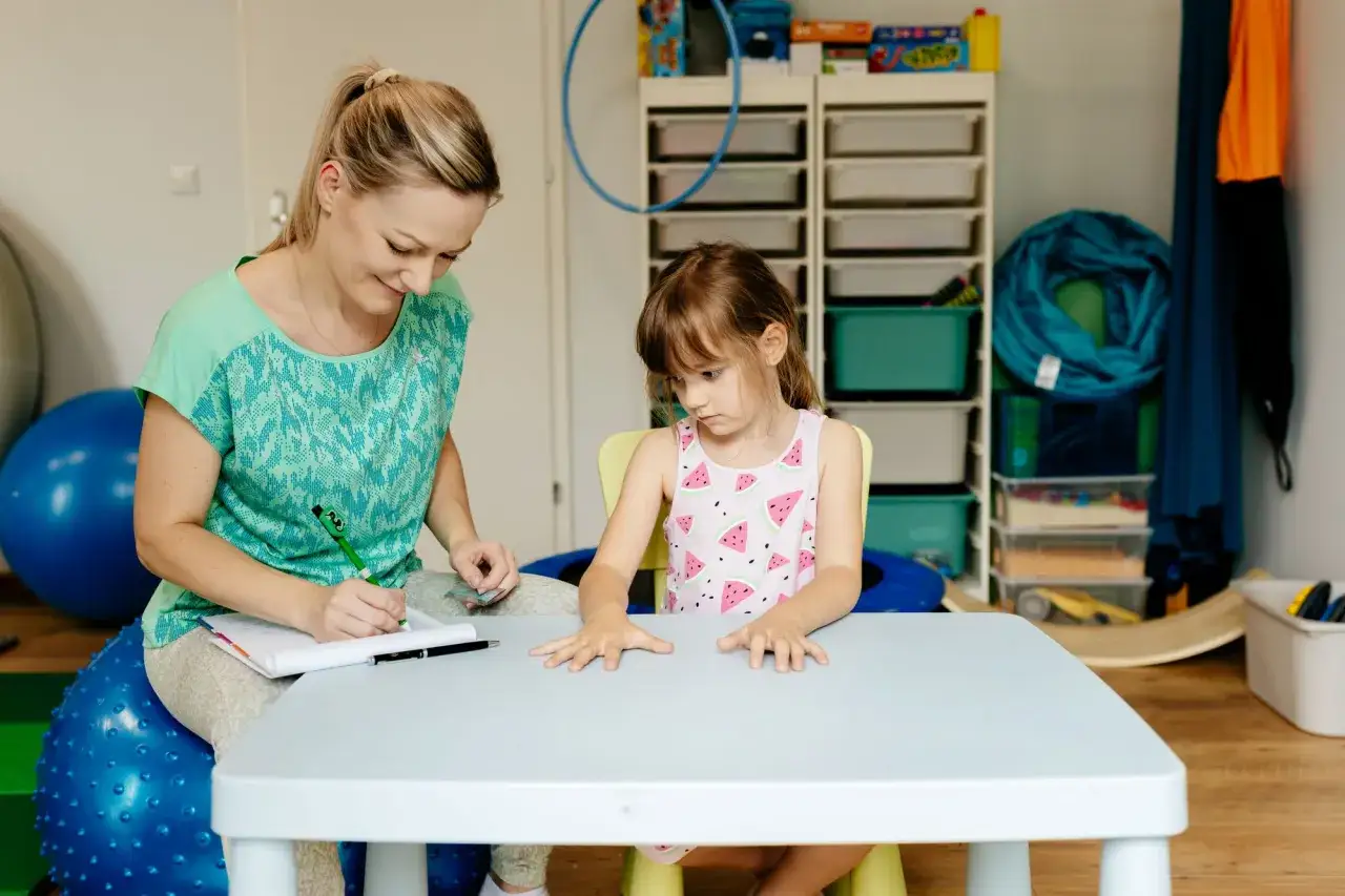 terapeuta integracji sensorycznej z dzieckiem