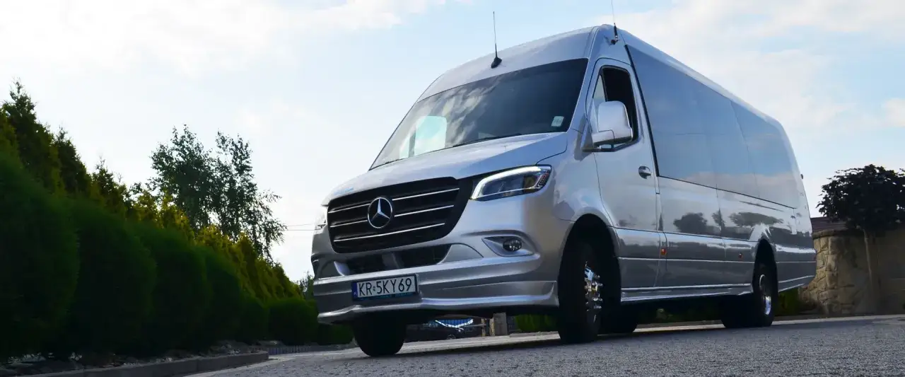Srebrny bus Mercedes-Benz Sprinter gotowy na podróż z Krakowa do Bochni.