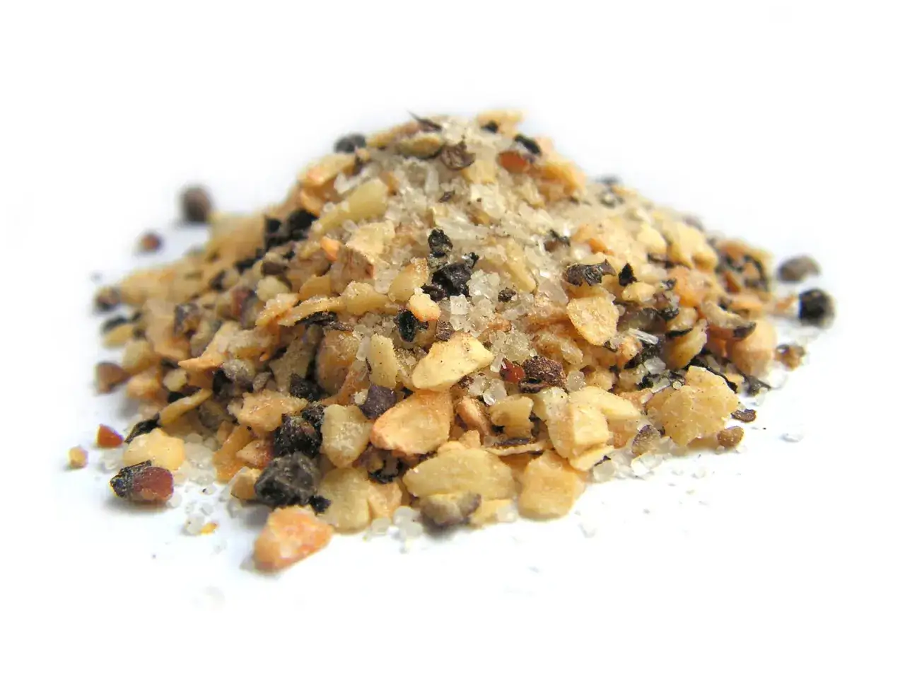 Mieszanka przypraw z solą i pieprzem, idealna do kiełbasy. Zastanawiasz się, ile pieprzu na kilogram mięsa do kiełbasy?