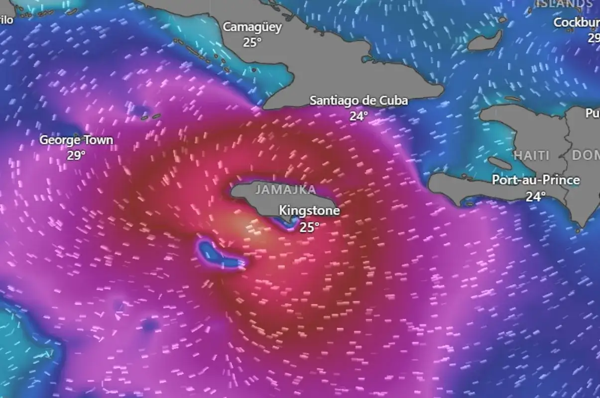 Intensywne wiatry i burzowe chmury nad Jamajką i Kubą. Wygląda na to, że to właśnie wtedy, kiedy jest sezon huraganów na Karaibach.