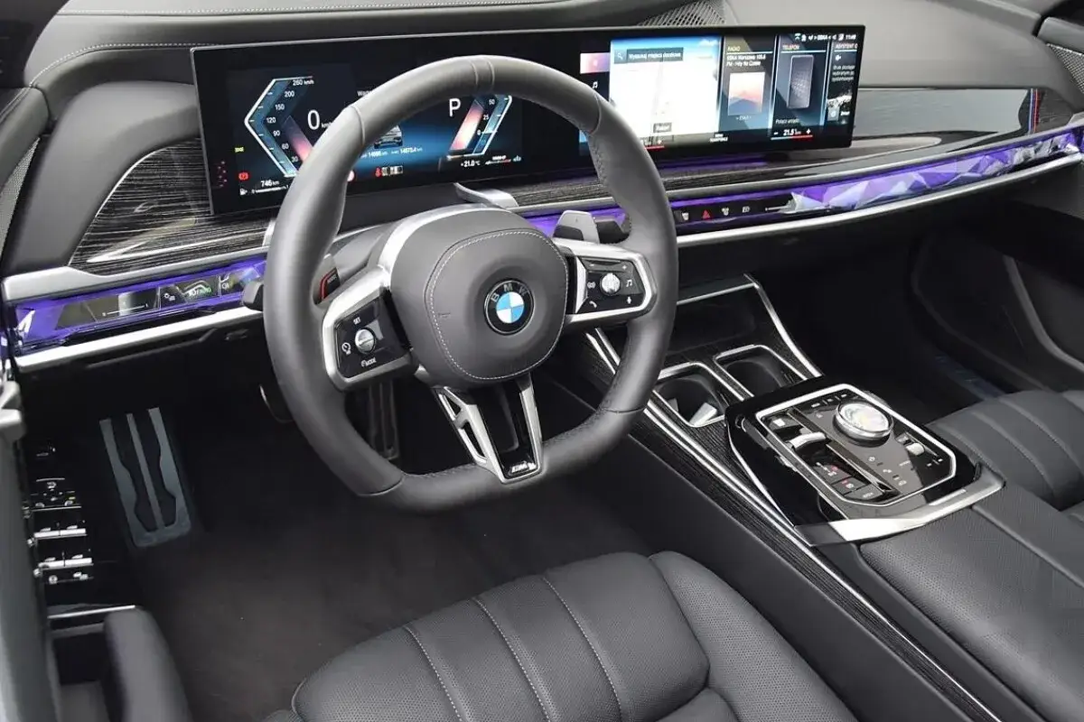 Wnętrze BMW Serii 7 G70 luksusowe wyposażenie