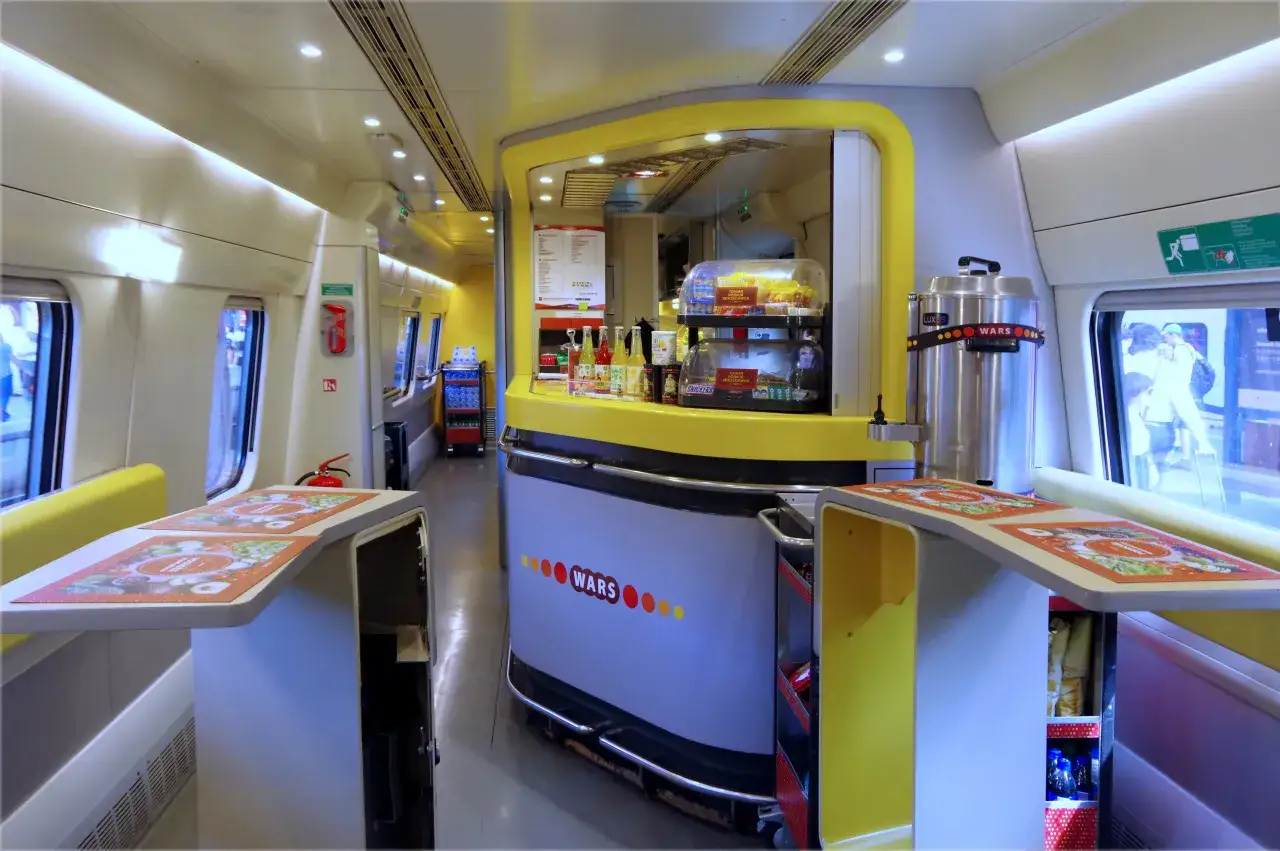 W pociągu TLK jest bar z napojami i przekąskami. Na ladzie widnieje napis 