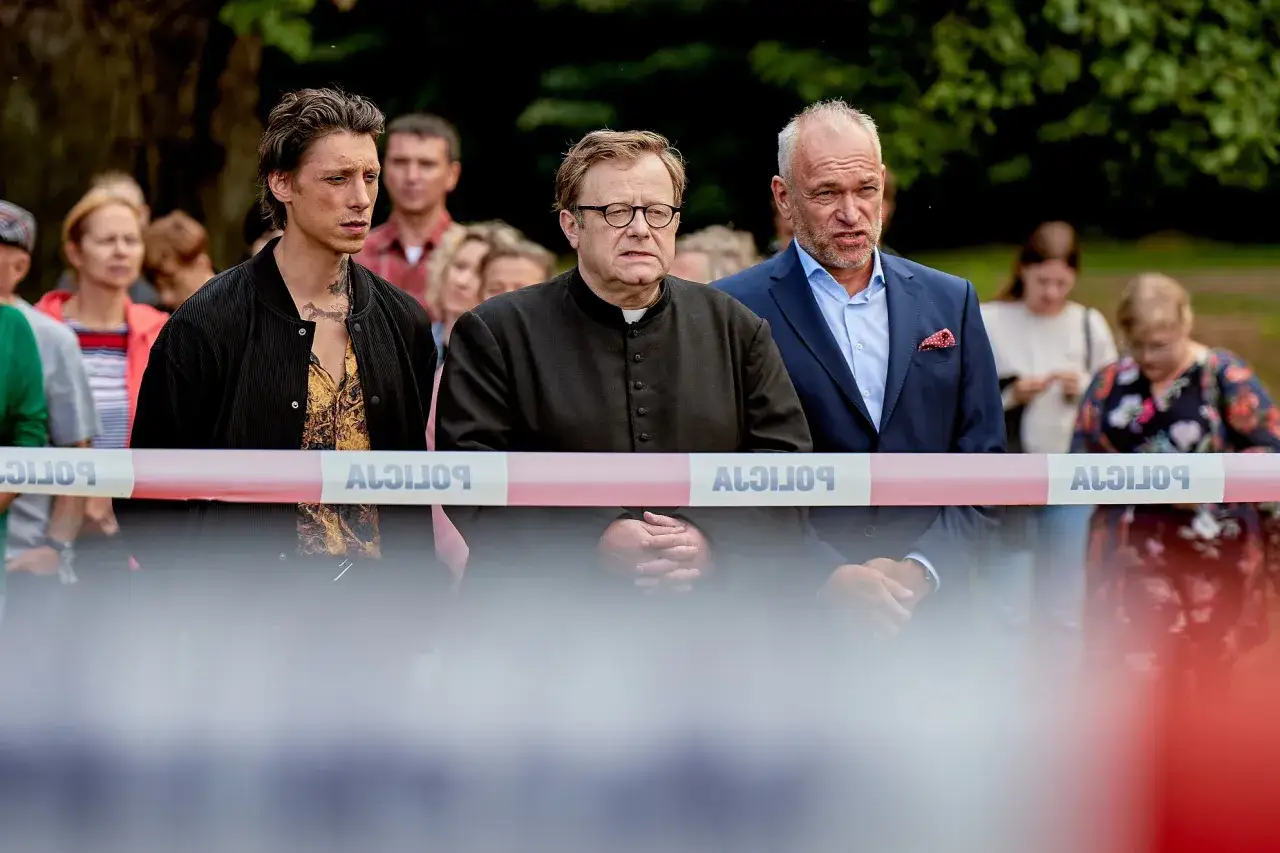Trzech mężczyzn, w tym ksiądz, stoi za taśmą policyjną. Czy to początek lipowo zmowa milczenia?