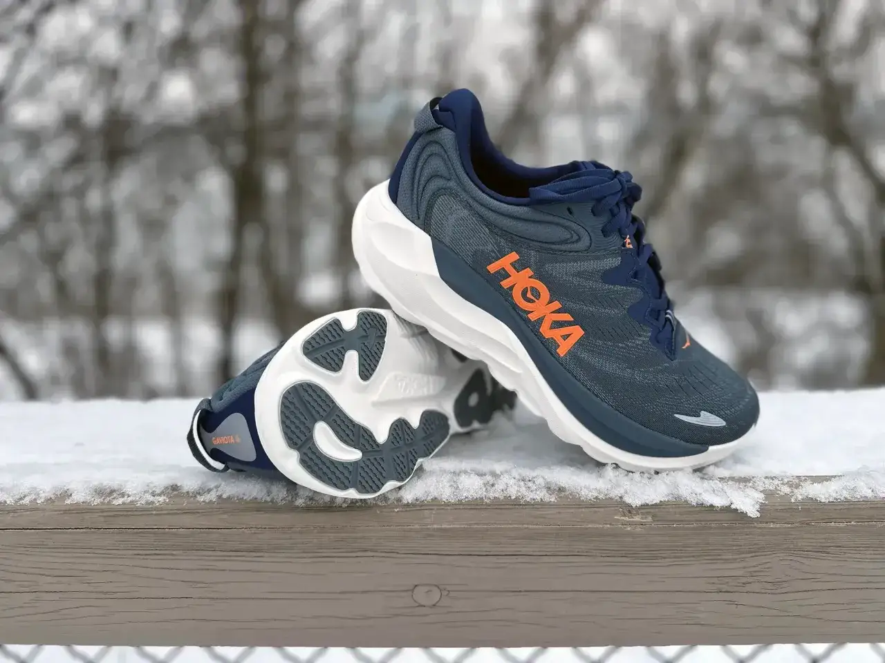 Granatowe buty Hoka Gaviota 6, idealne buty supinujące, na śniegu.