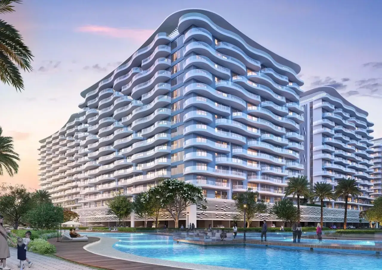 Nowoczesne apartamenty z falistymi balkonami i basenem, otoczone palmami. Luksusowe życie w Palm Jebel Ali.