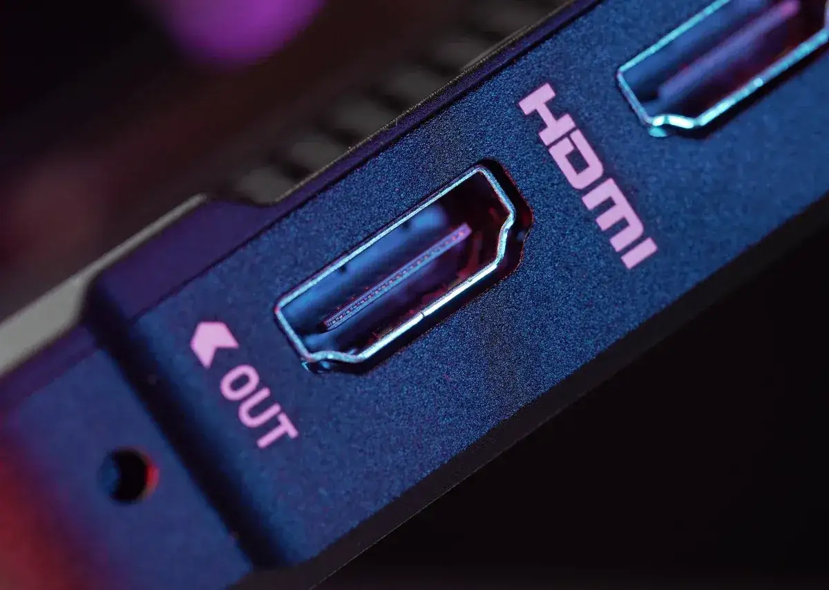 Zbliżenie na port HDMI z napisem 