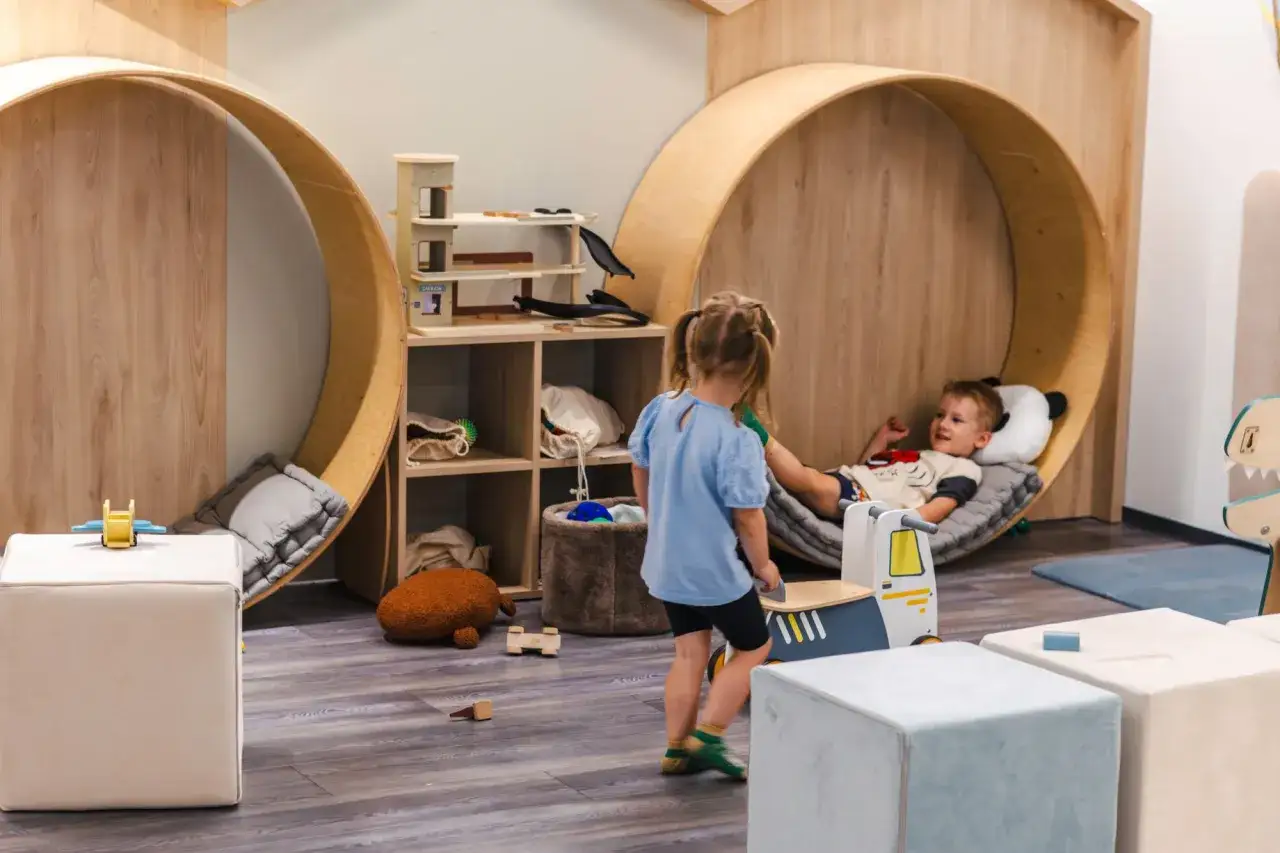 Dzieci bawiące się w sali zabaw