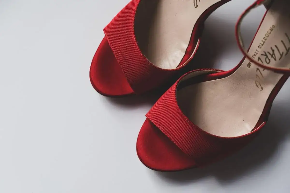 buty do czerwonej sukienki na wesele randkę na co dzień