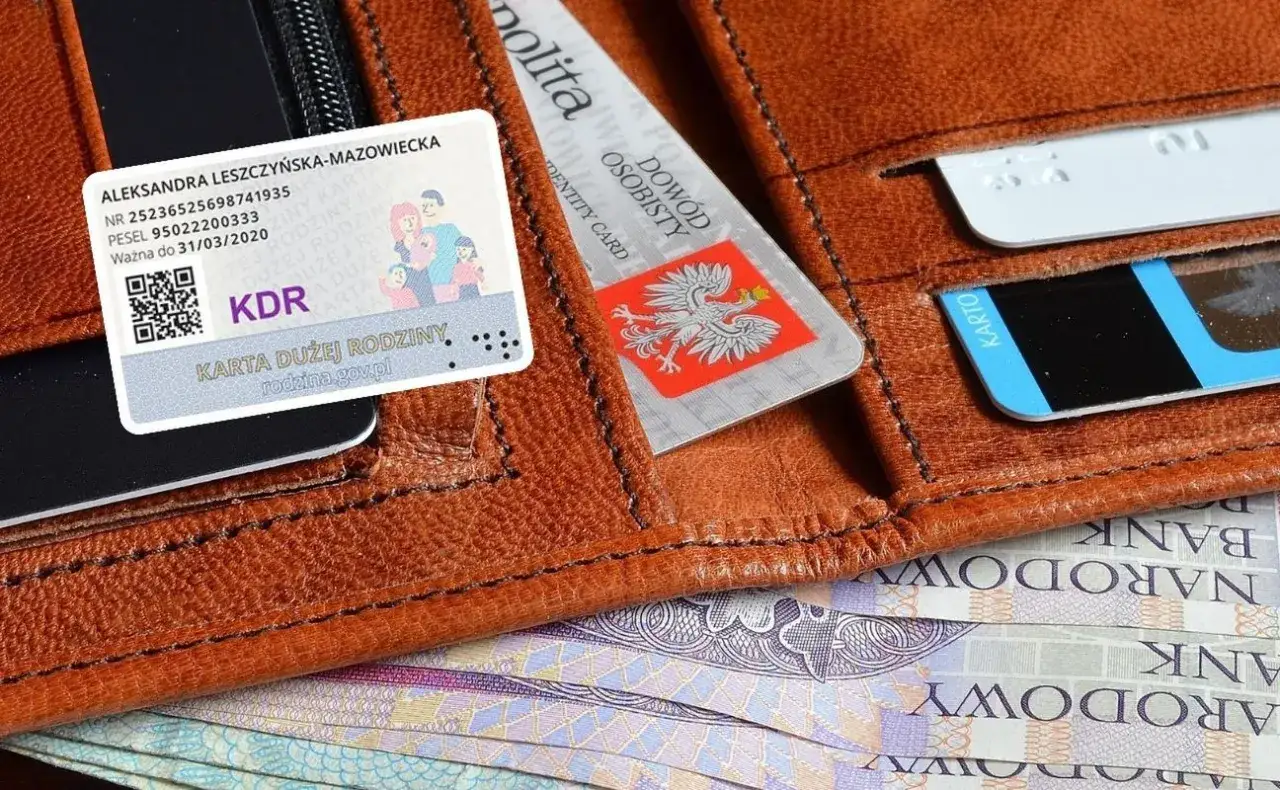 Karta Dużej Rodziny w portfelu