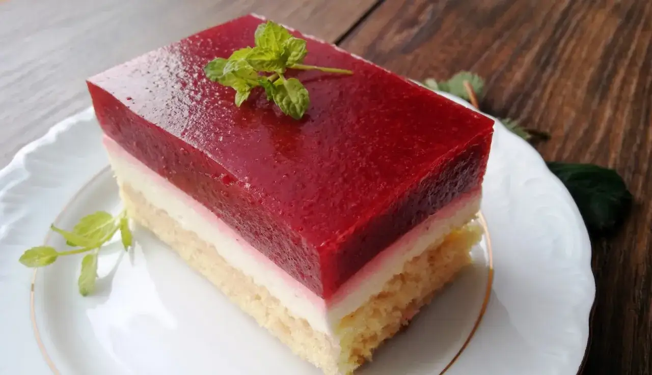 Pyszny deser z galaretką truskawkową, kremem i biszkoptem. Idealny przepis na ciasto z truskawkami siostry Anastazji.