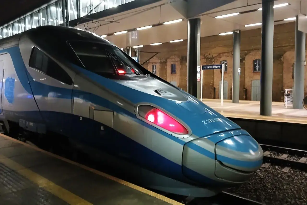 Nowoczesny pociąg PKP Pendolino na stacji Szczecin Główny, gotowy do podróży do Warszawy.