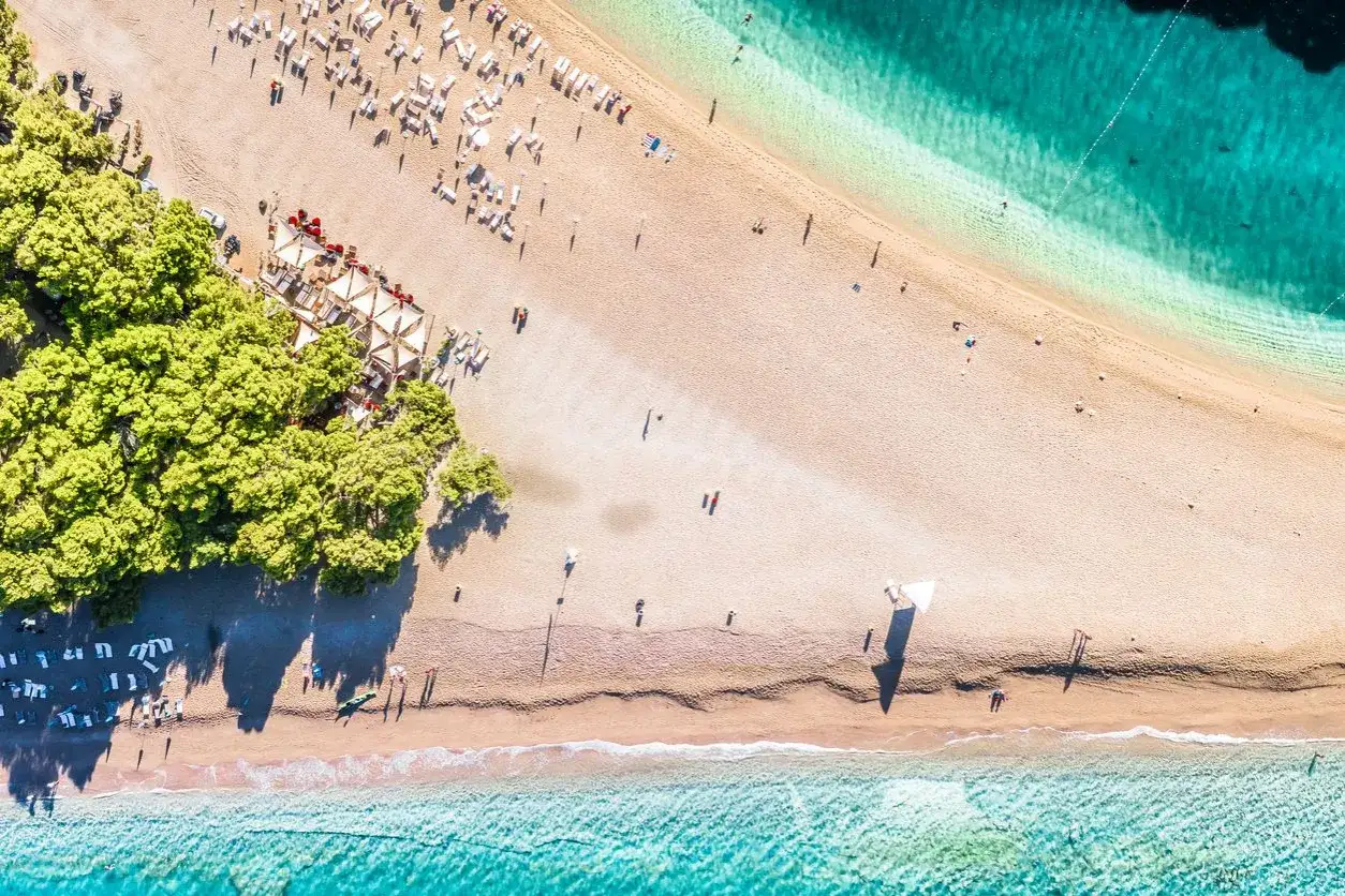 Piękna plaża w Chorwacji, idealne miejsce na wakacje. Jak sprawdzić apartament w Chorwacji? Zobacz ten widok!
