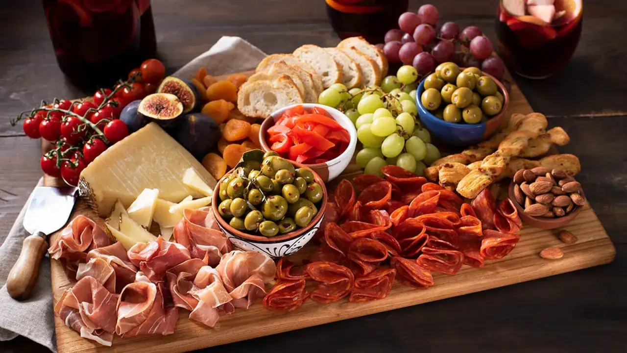 Variedad de tapas espa&ntilde;olas coloridas