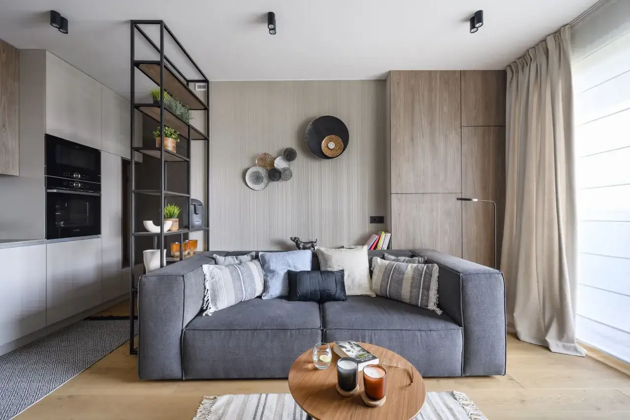 Jasna sofa welurowa w małym salonie