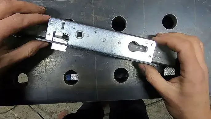 montaż zamka wpuszczanego w profilu furtki metalowej DIY