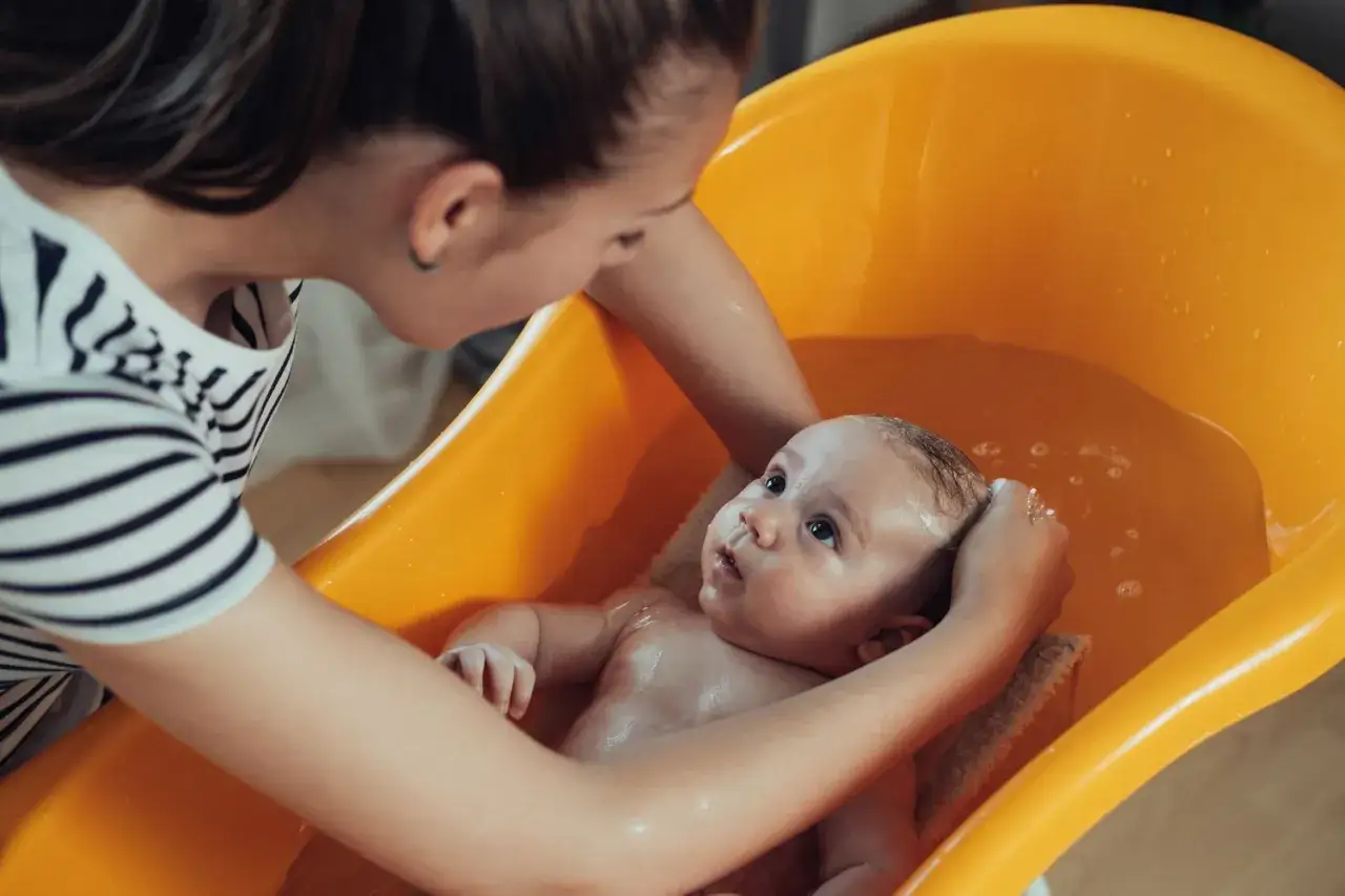 Kąpiel maluszka w wannie. Czy można kąpać dziecko jak ma gorączkę? Delikatne mycie włosów niemowlaka.
