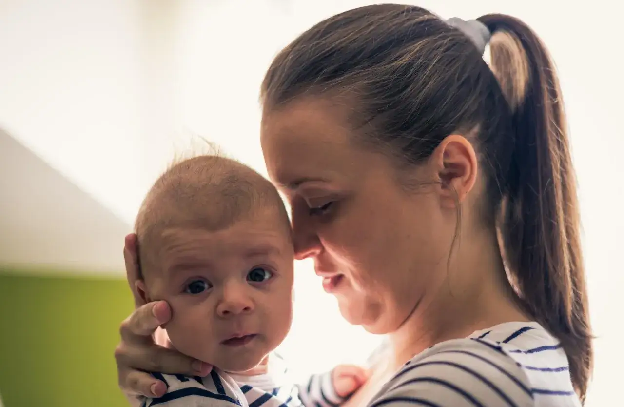 Rodzic przytulający płaczące dziecko, wspierająca postawa