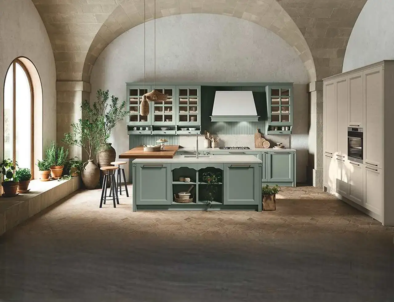 Urokliwa kuchnia w stylu włoskim z zielonymi frontami, kamiennymi łukami i mn&oacute;stwem roślin.