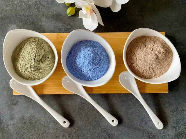 r&oacute;żne kolory glinek kosmetycznych w miseczkach