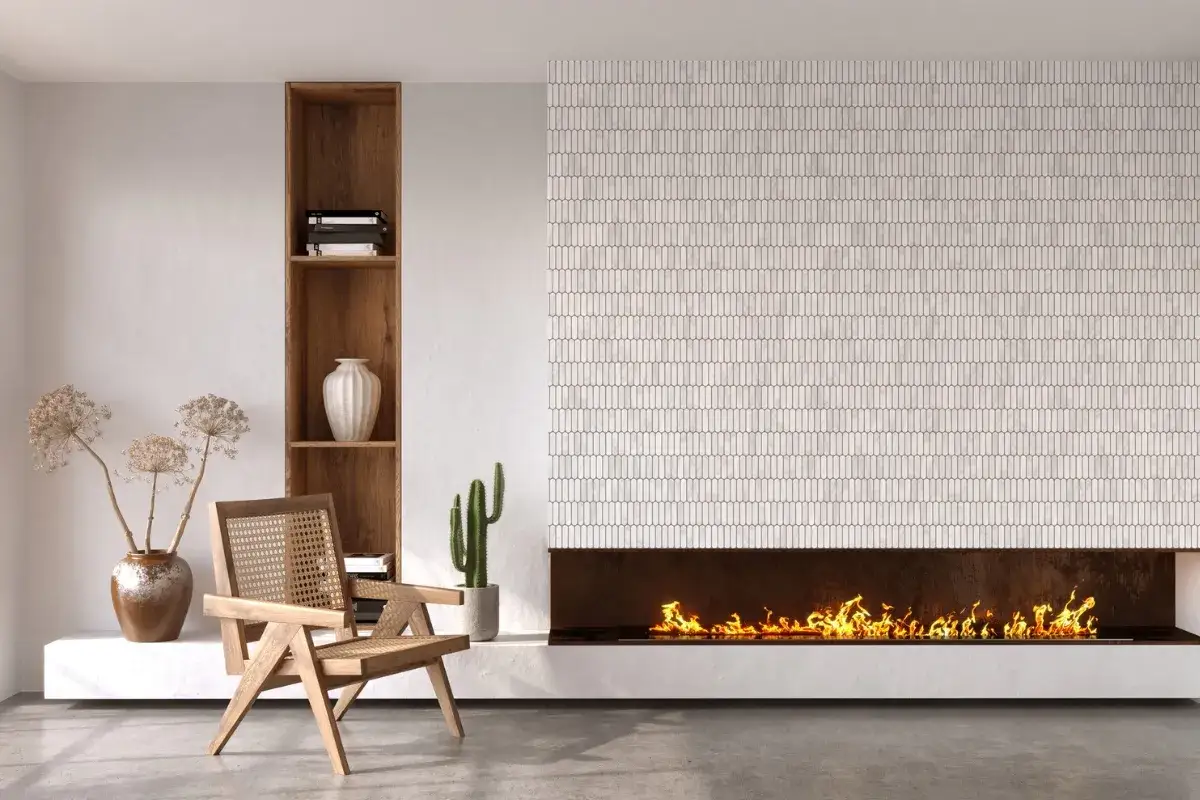 Nowoczesny salon z kominkiem. Zobacz, jakie płytki wokół kominka tworzą elegancką mozaikę. Drewniane meble i dekoracje dodają ciepła.