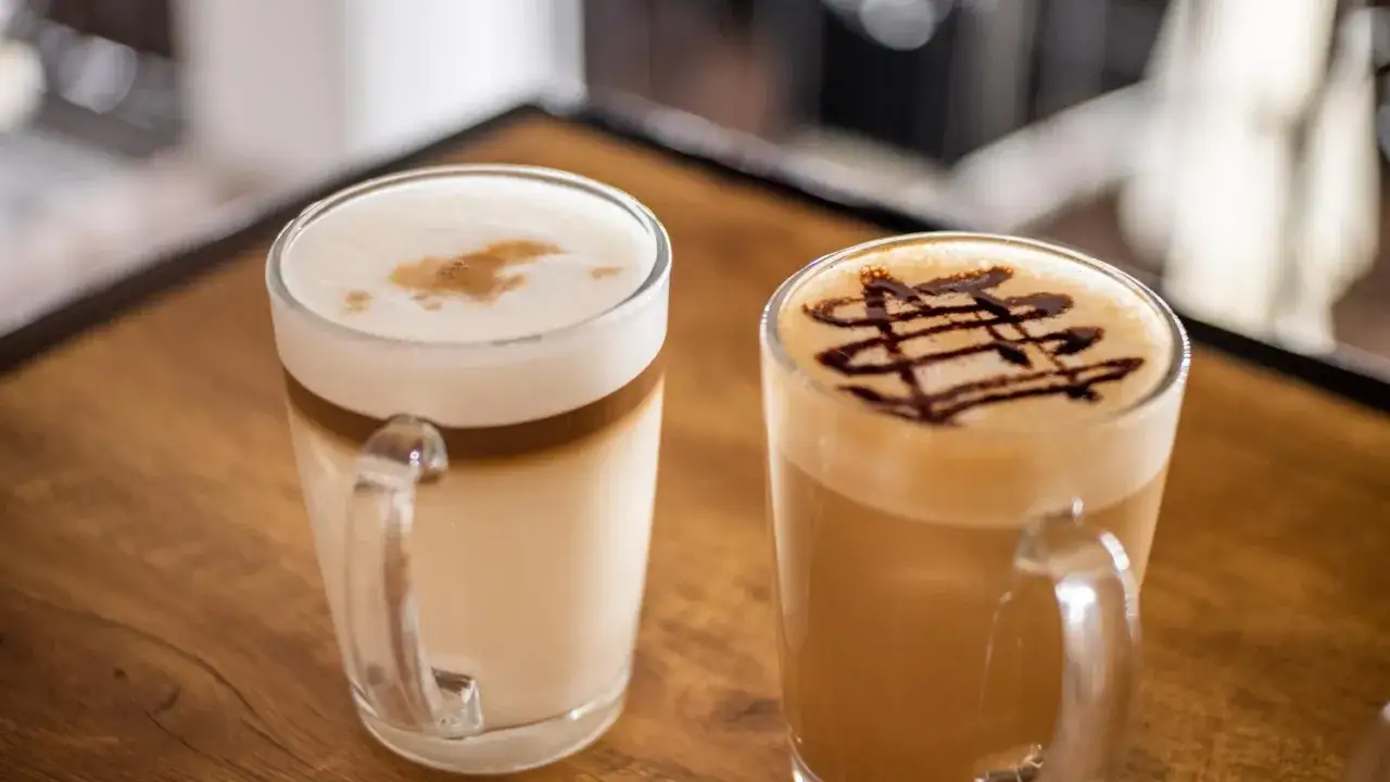 Espresso Macchiato vs Latte Macchiato por&oacute;wnanie